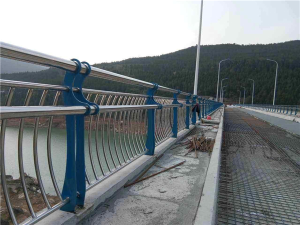 虹口不锈钢桥梁护栏的特点及其在桥梁安全中的重要作用