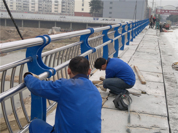 虹口不锈钢河道护栏的特性及其在城市景观中的应用