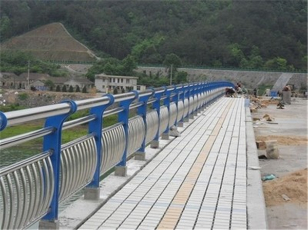 虹口不锈钢桥梁护栏的特性及其在现代建筑中的应用